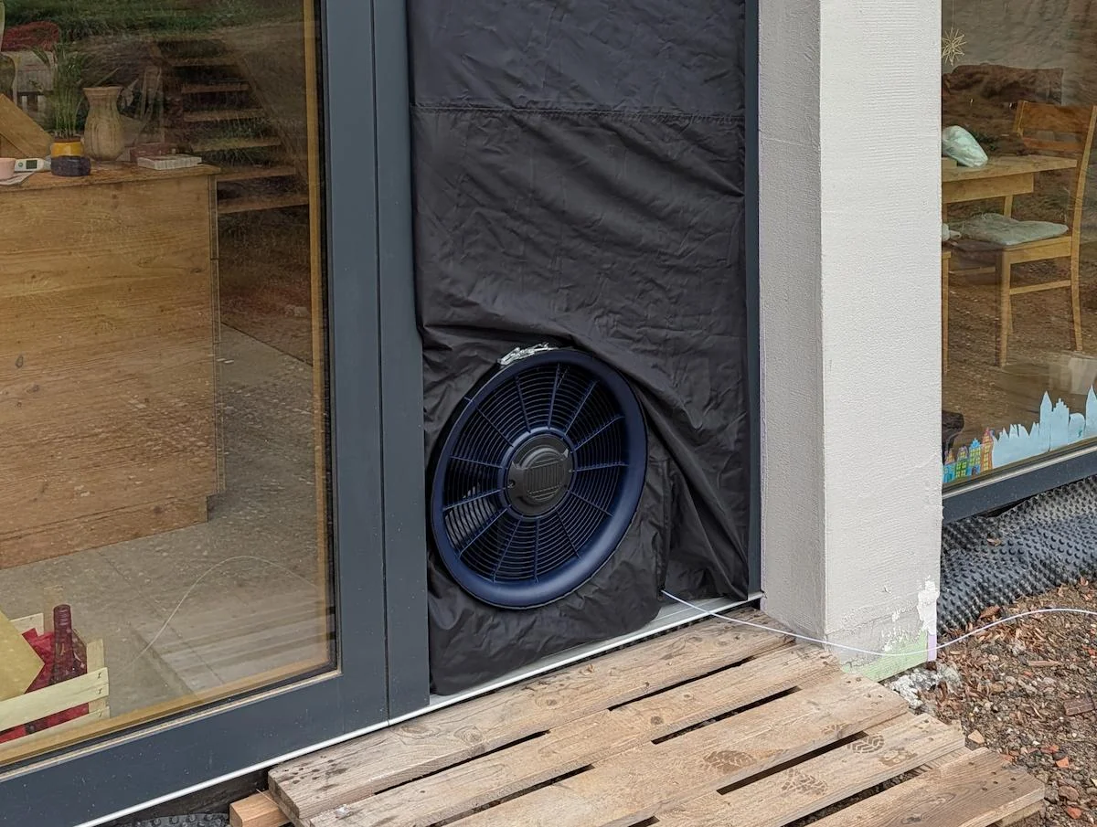 Blower-Door Messung an einer Gebäudetür